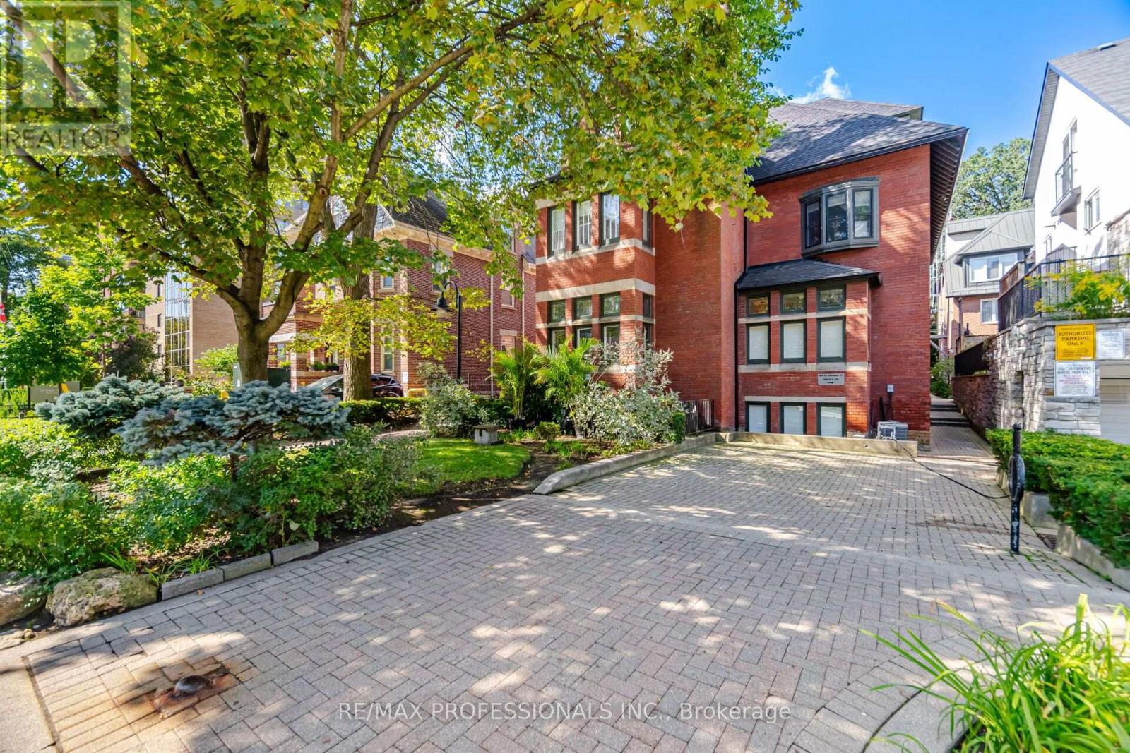 10 - 228 St George Street, Toronto, Ontario M5R 2N5 - Photo 2 - C13760196