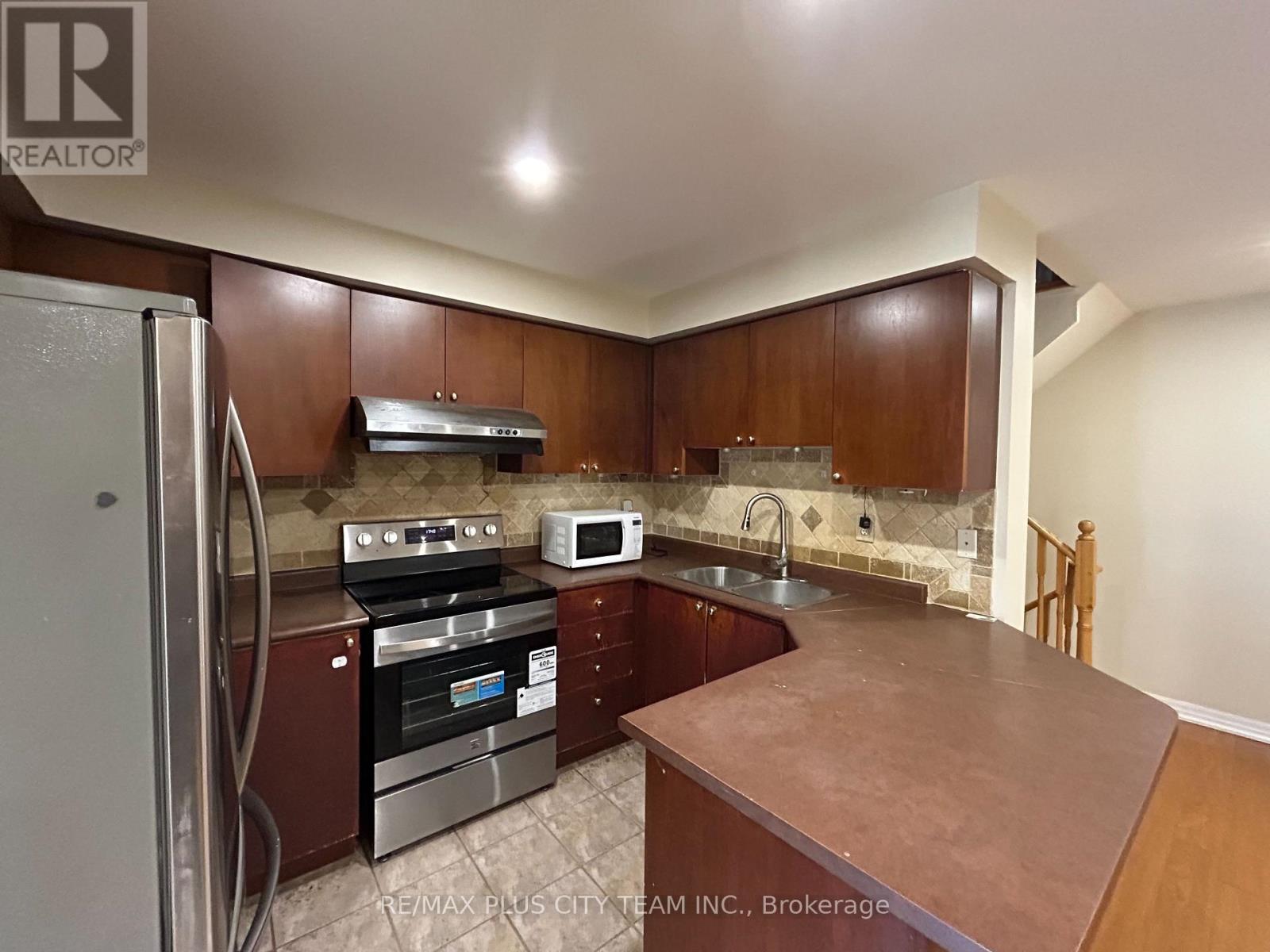 10 Cullcastle Street W, Ajax, Ontario  L1S 0A9 - Photo 6 - E13760172