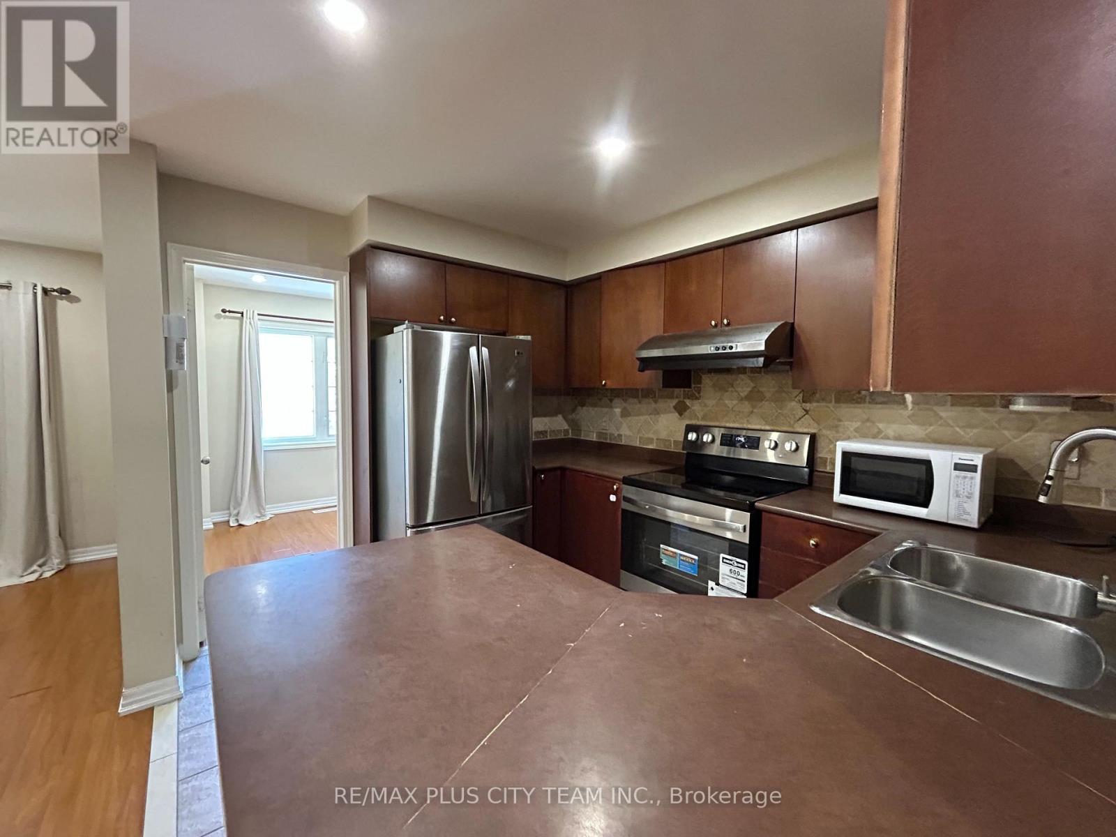 10 Cullcastle Street W, Ajax, Ontario  L1S 0A9 - Photo 7 - E13760172