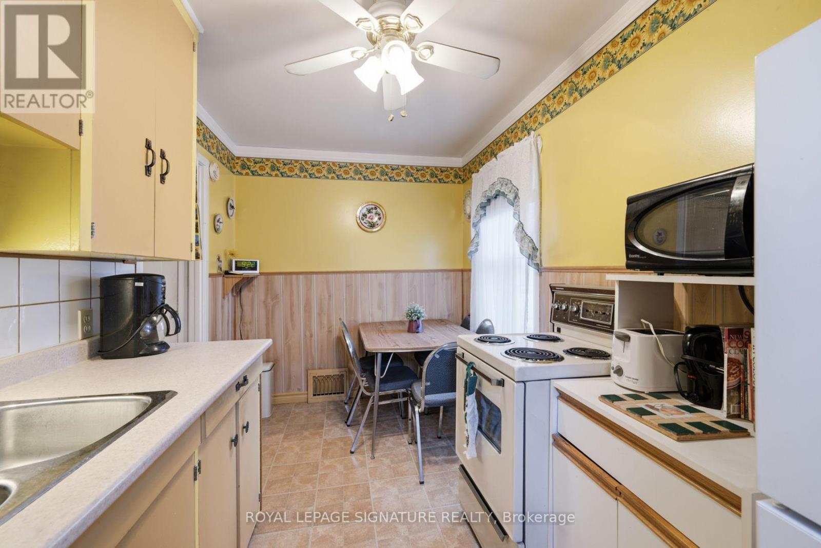 15 Kemp Square, Toronto, Ontario  M6M 2V5 - Photo 10 - W13759988