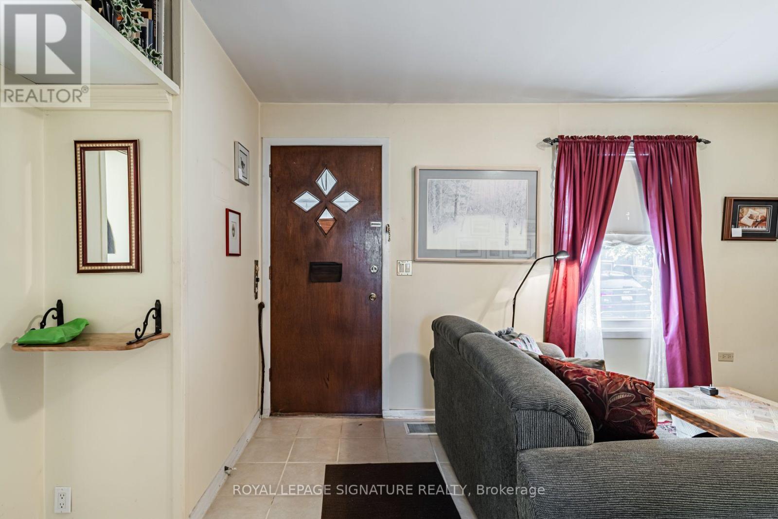 15 Kemp Square, Toronto, Ontario  M6M 2V5 - Photo 4 - W13759988