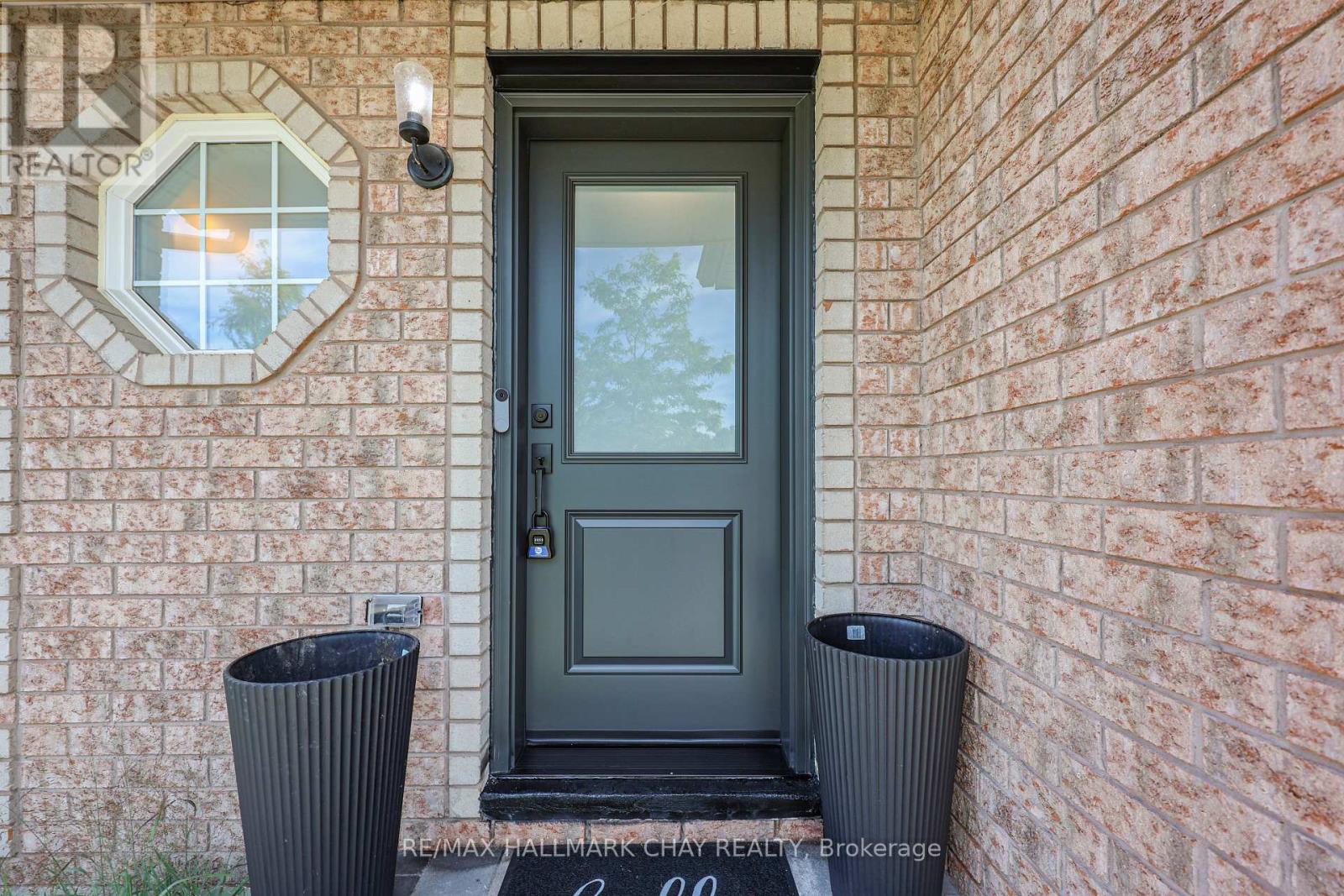 16 Buggs Gate, Barrie, Ontario  L4M 7A9 - Photo 2 - S13760252