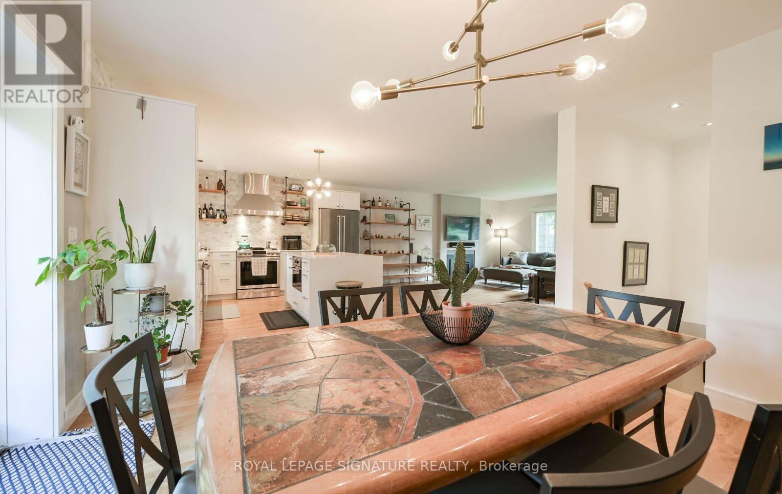 903 Johnathan Drive, Mississauga, Ontario  L4Y 1J7 - Photo 12 - W13760174