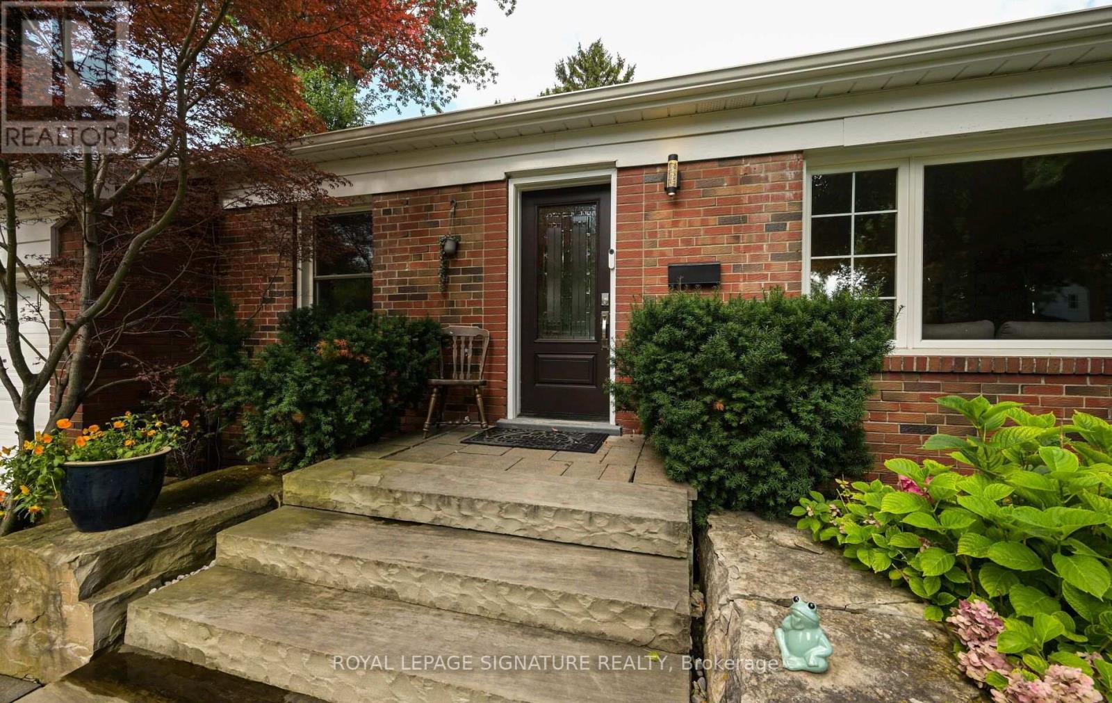 903 Johnathan Drive, Mississauga, Ontario  L4Y 1J7 - Photo 4 - W13760174