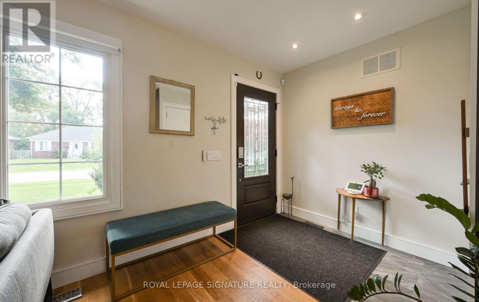 903 Johnathan Drive, Mississauga, Ontario  L4Y 1J7 - Photo 6 - W13760174