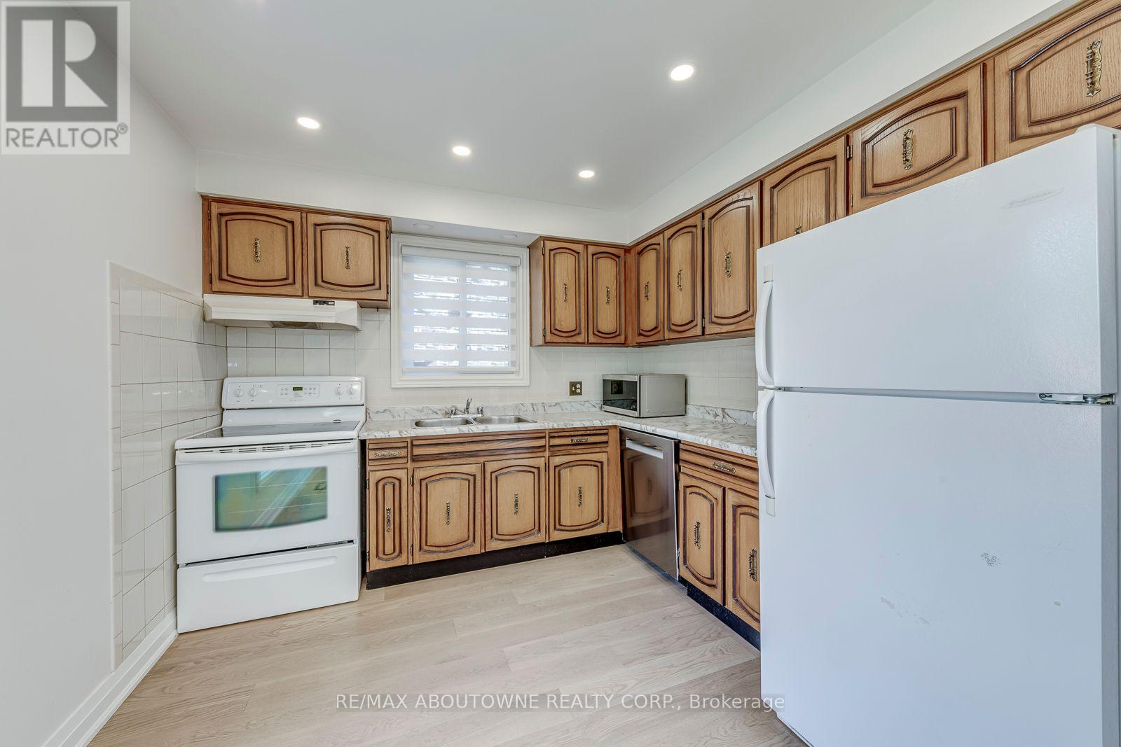 3065 Silverthorn Drive, Oakville, Ontario  L6L 5N5 - Photo 19 - W13760180
