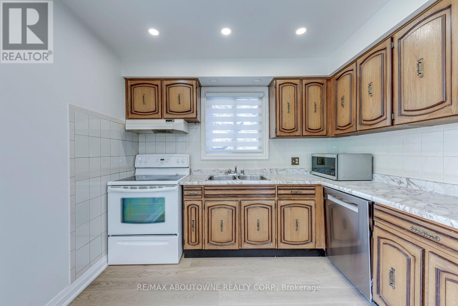 3065 Silverthorn Drive, Oakville, Ontario  L6L 5N5 - Photo 21 - W13760180