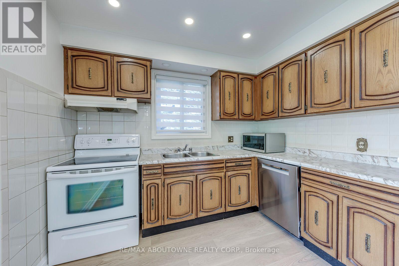 3065 Silverthorn Drive, Oakville, Ontario  L6L 5N5 - Photo 22 - W13760180