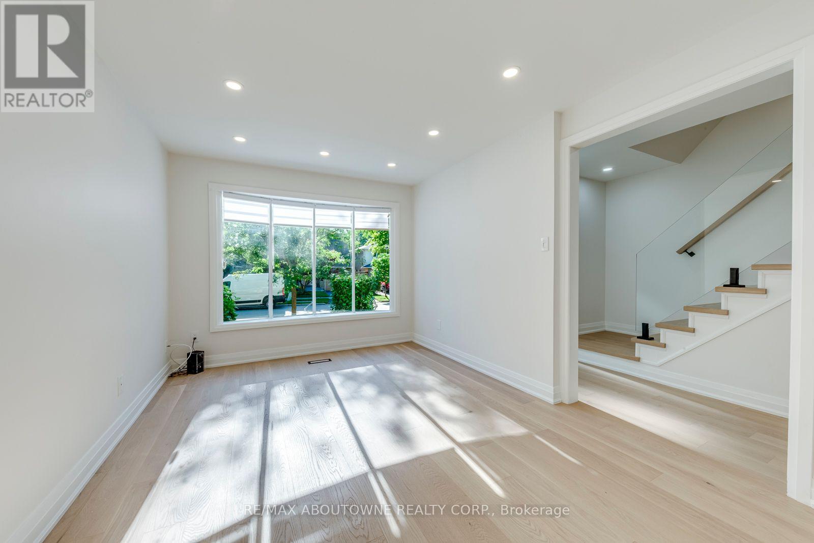 3065 Silverthorn Drive, Oakville, Ontario  L6L 5N5 - Photo 6 - W13760180