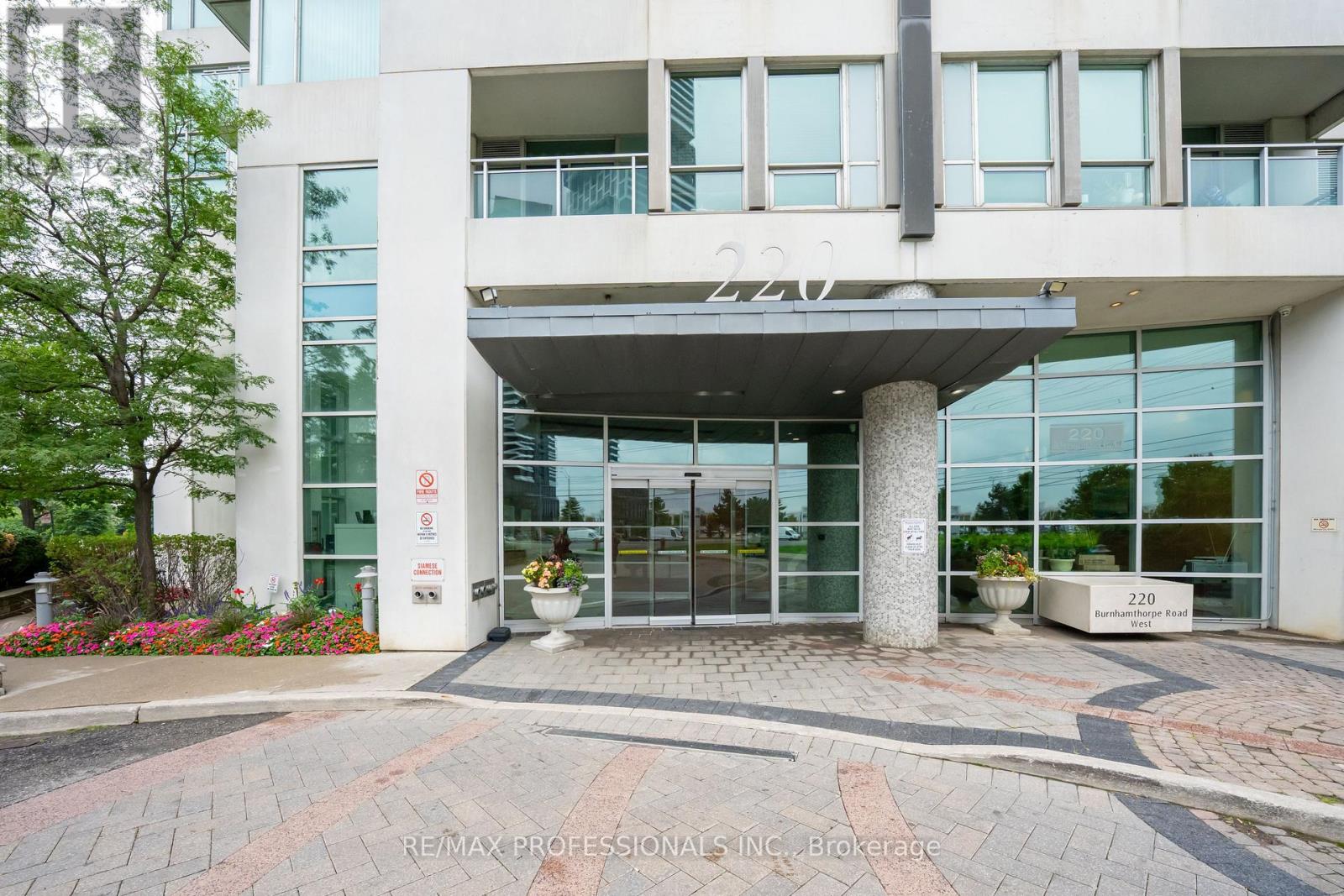 2004 - 220 Burnhamthorpe Road W, Mississauga, Ontario  L5B 4N4 - Photo 2 - W13760380