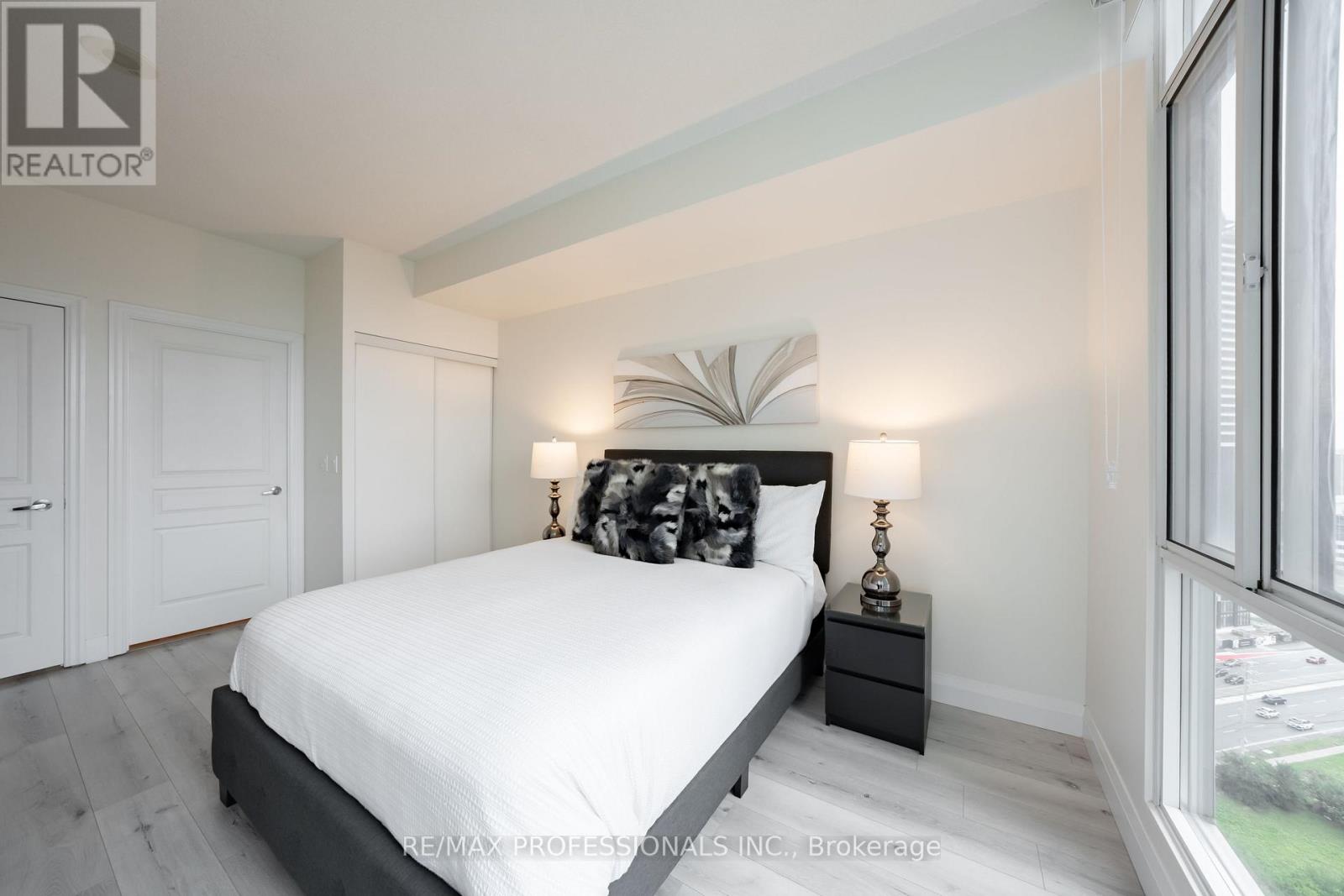 2004 - 220 Burnhamthorpe Road W, Mississauga, Ontario  L5B 4N4 - Photo 8 - W13760380