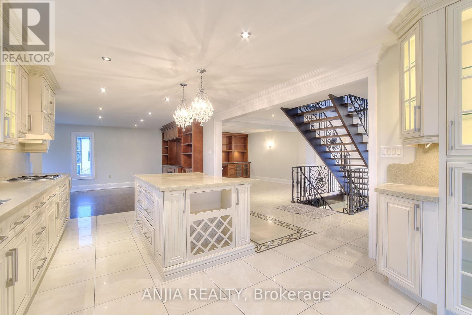 44 Bellini Avenue, Brampton, Ontario  L6P 0E2 - Photo 2 - W13760444
