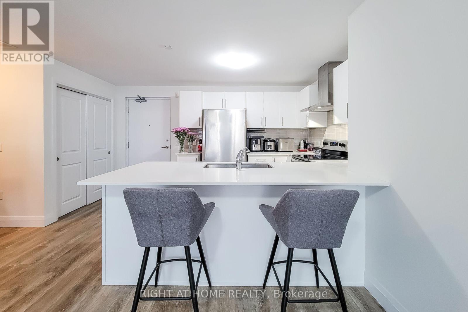 217 - 1 Redfern Aveenue Avenue, Hamilton, Ontario  L9C 0E6 - Photo 3 - X13760316
