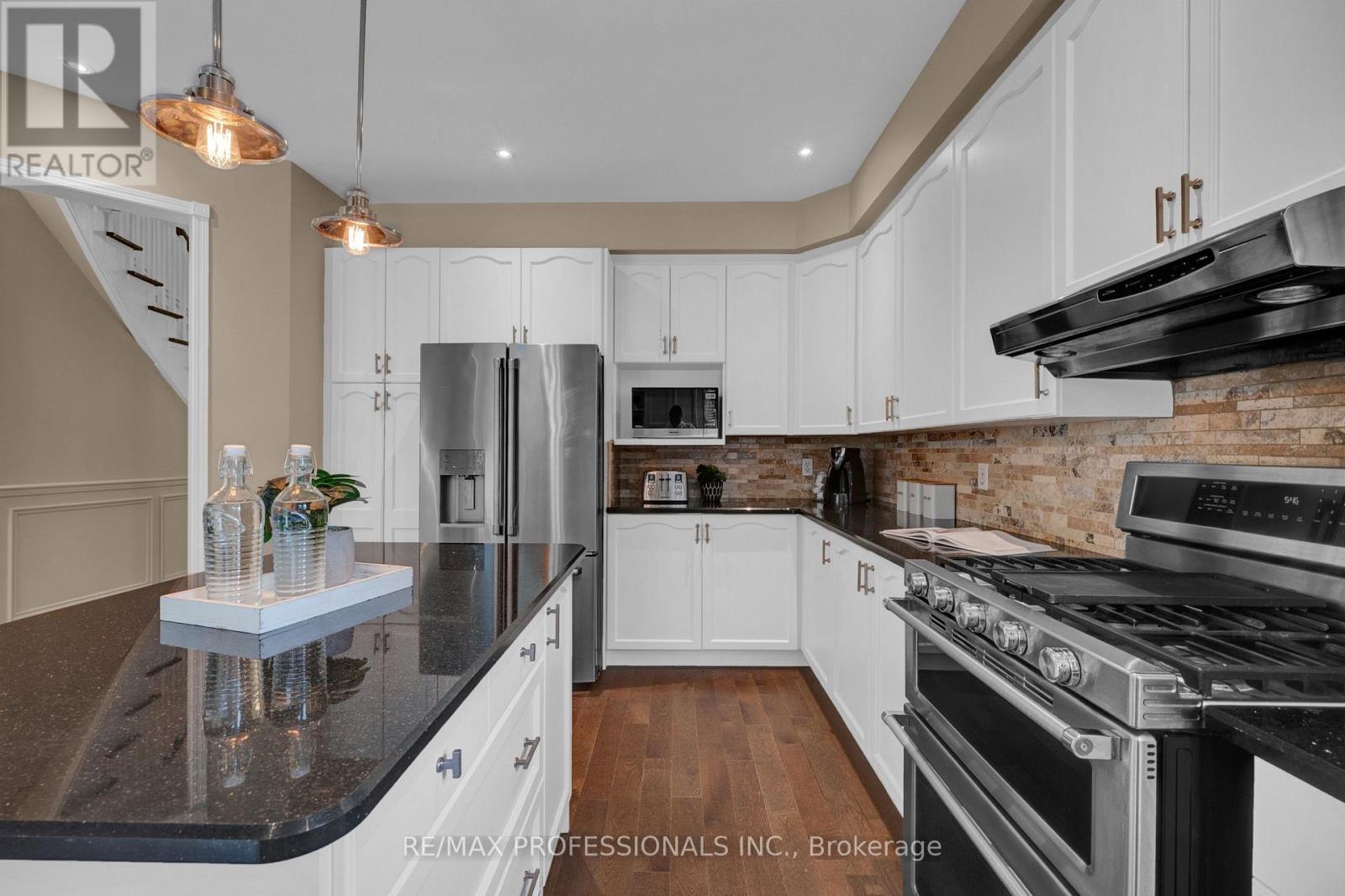 8 Shelter Bay Court, Whitby, Ontario  L1N 9P5 - Photo 7 - E13760694