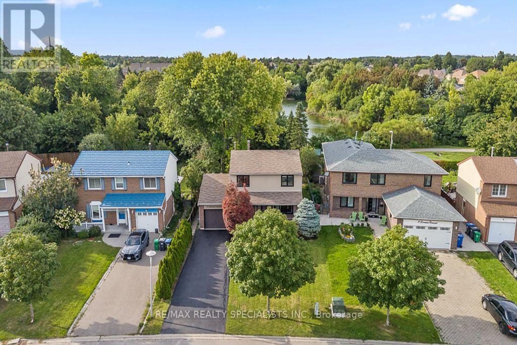 10 Lorraine Crescent, Brampton, Ontario  L6S 2R7 - Photo 4 - W13760570