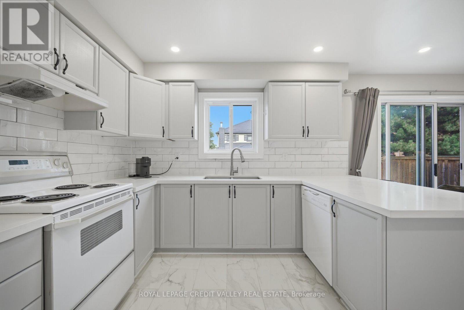 8 Livingston Drive, Caledon, Ontario L7C 1A7 - Photo 10 - W13747338