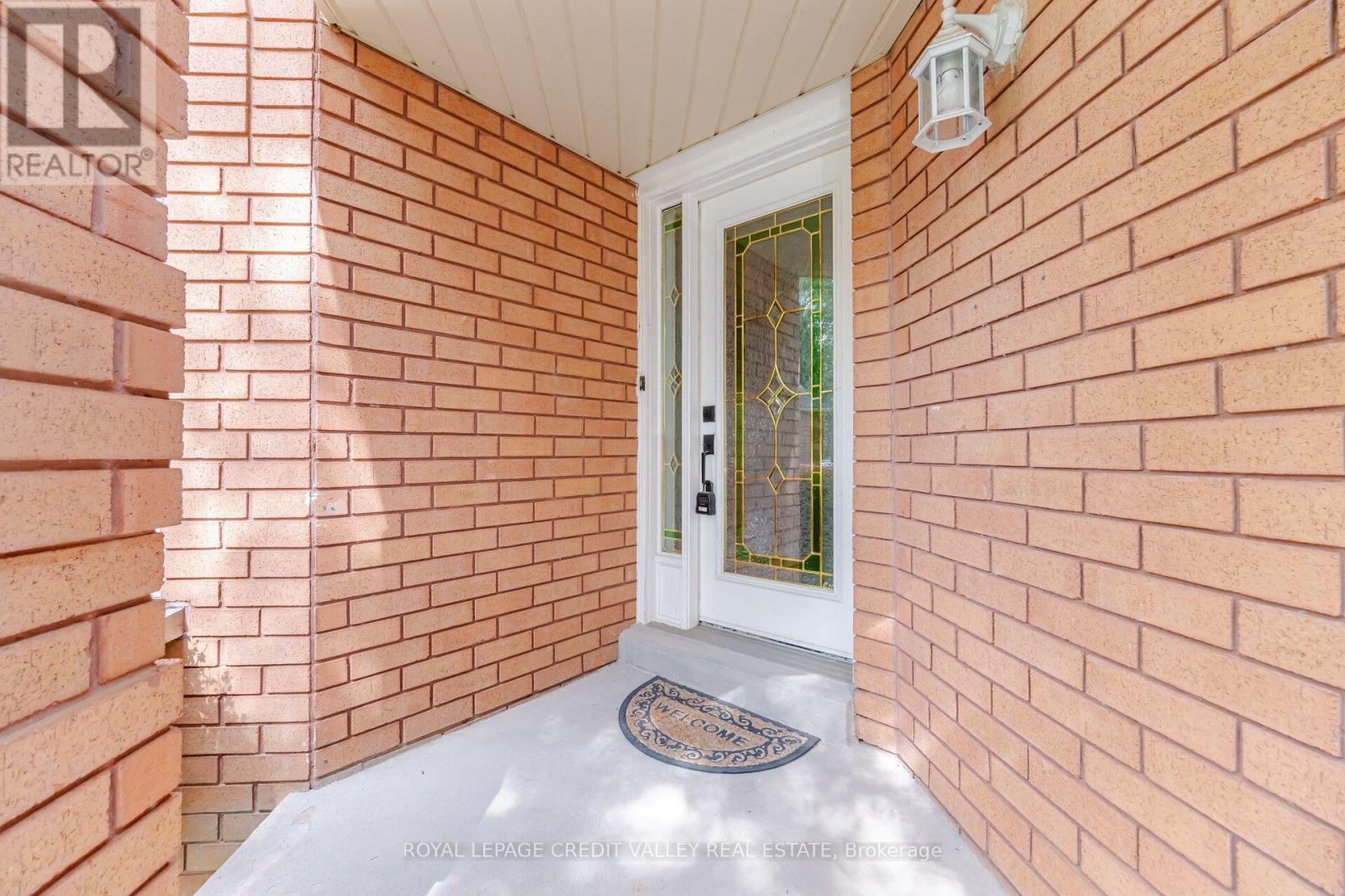 8 Livingston Drive, Caledon, Ontario L7C 1A7 - Photo 2 - W13747338