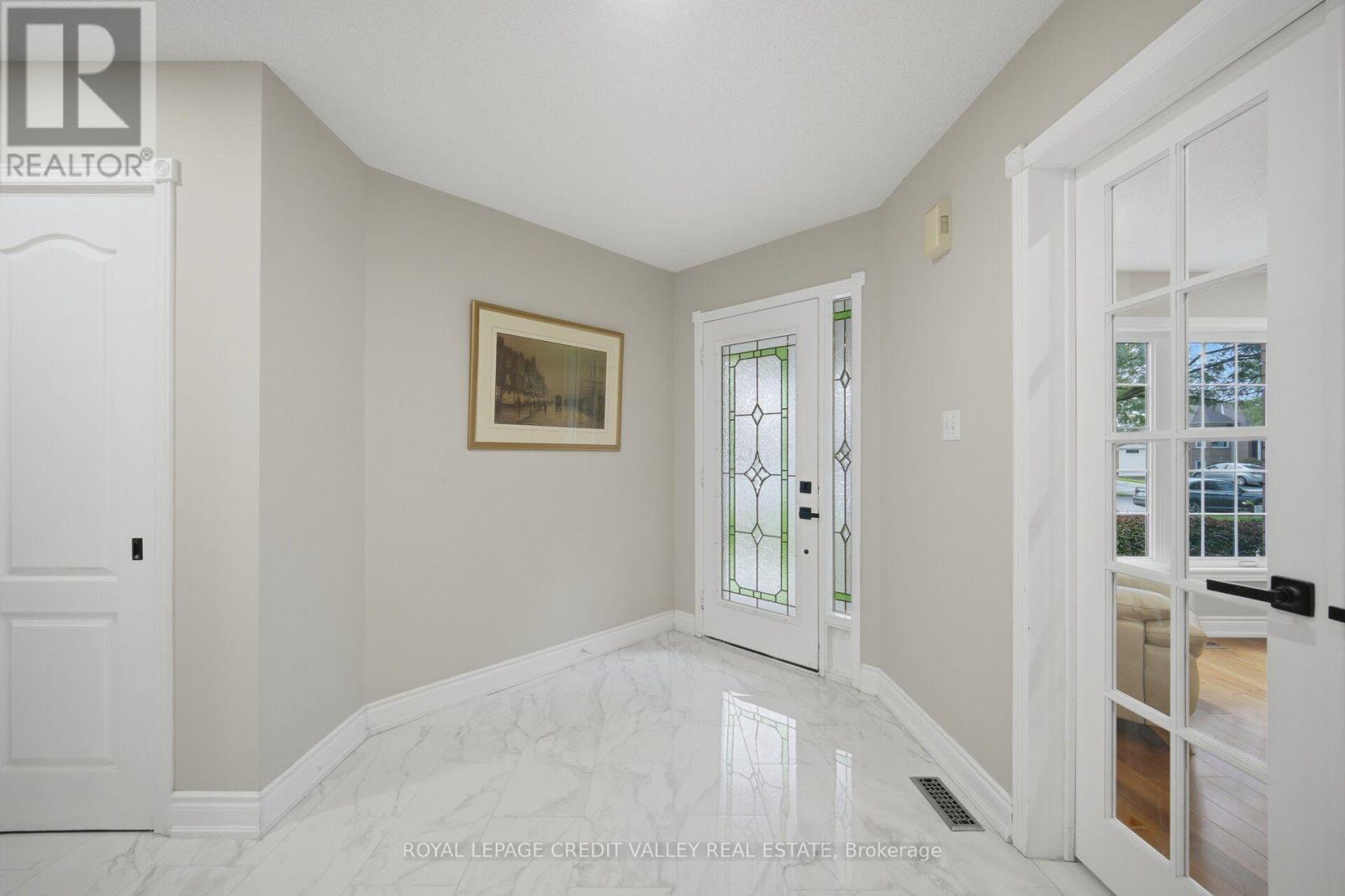 8 Livingston Drive, Caledon, Ontario L7C 1A7 - Photo 3 - W13747338