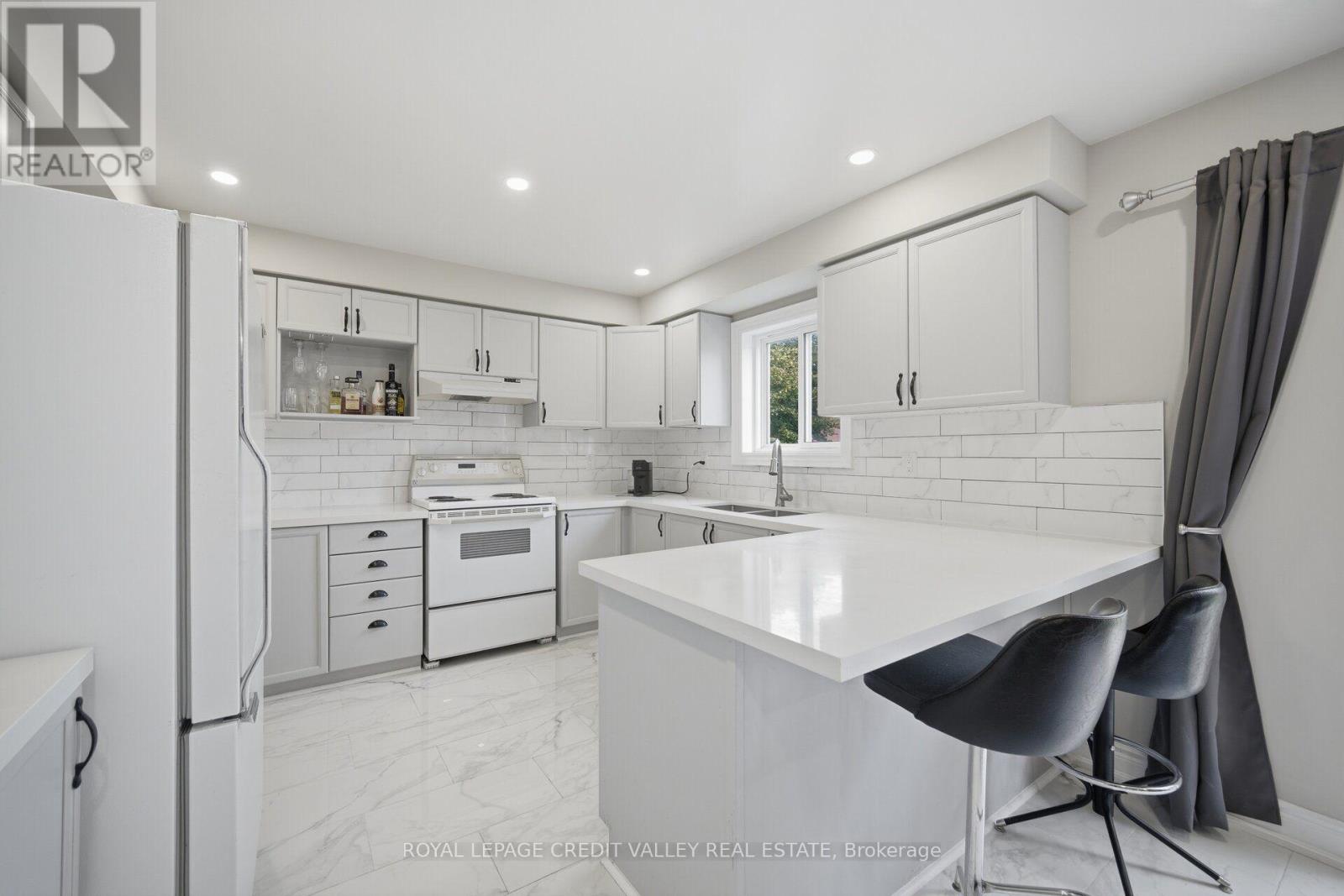 8 Livingston Drive, Caledon, Ontario L7C 1A7 - Photo 9 - W13747338