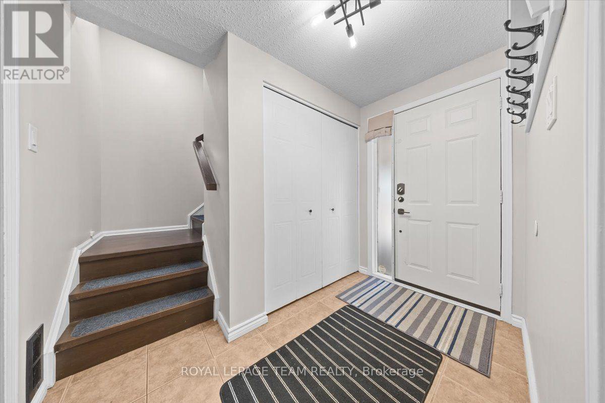 1137 Chimney Hill Way, Ottawa, Ontario  K1J 8Z7 - Photo 4 - X13760984