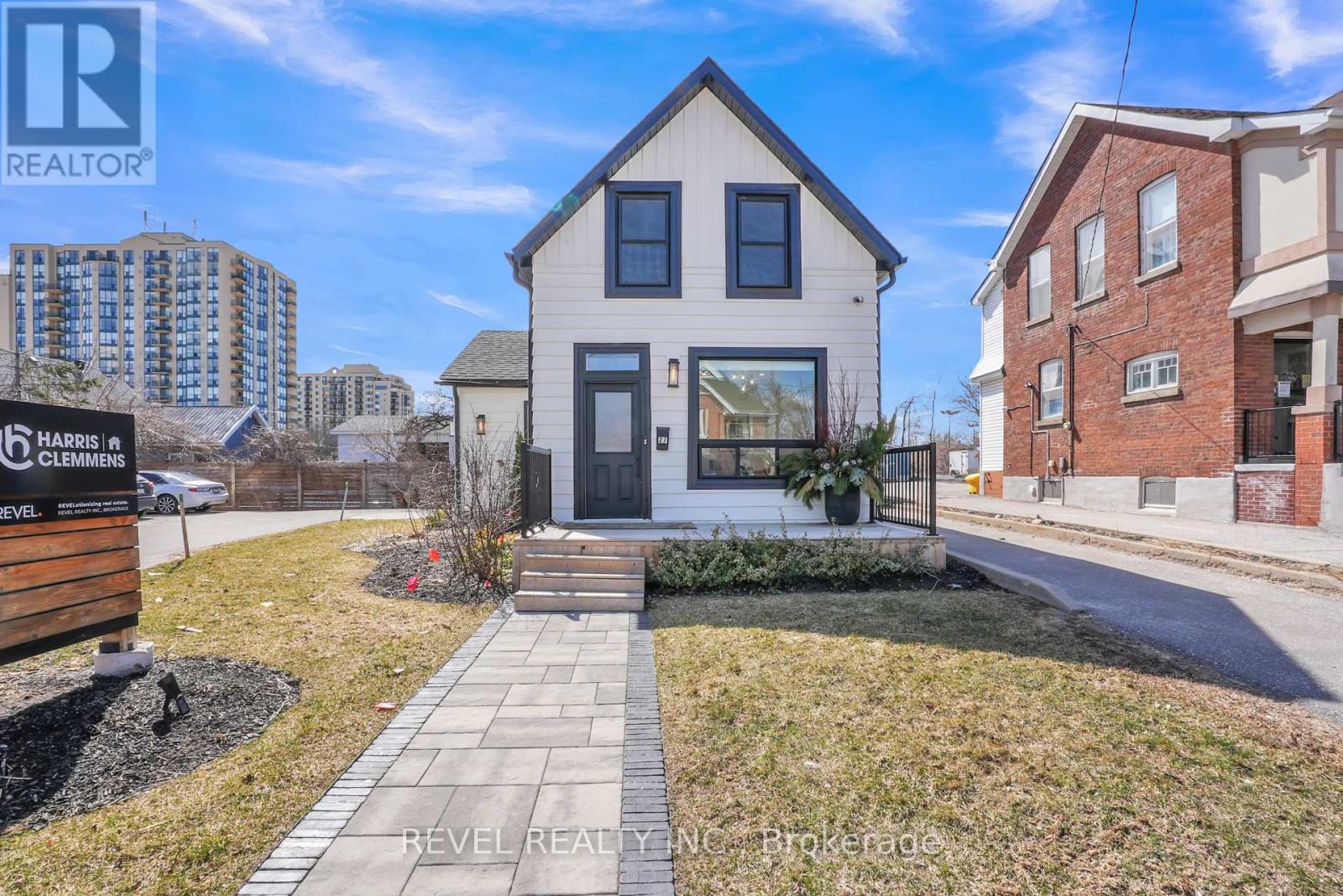 27 Victoria Street, Barrie (City Centre), Ontario  L4N 2H5 - Photo 1 - S13761018