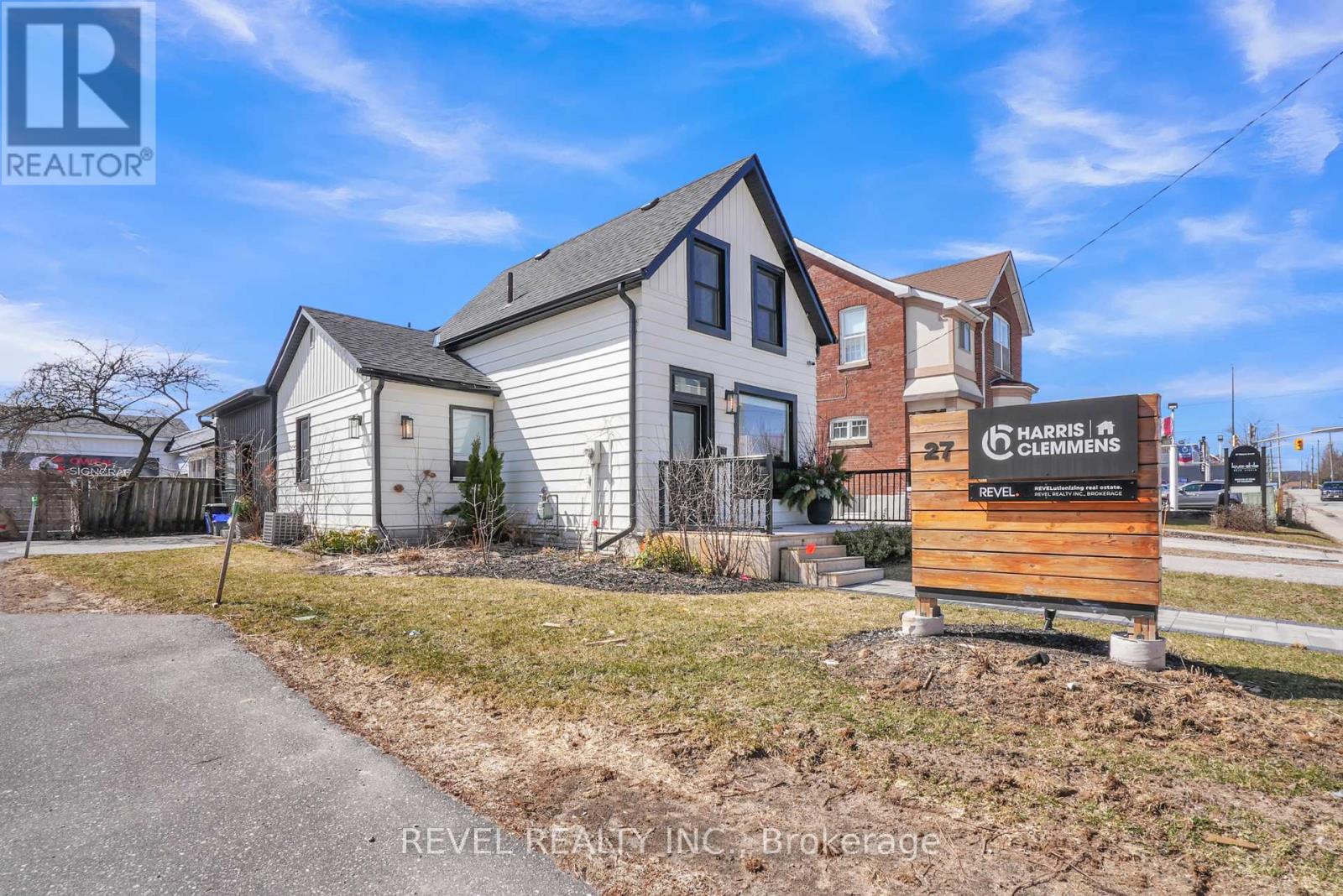 27 Victoria Street, Barrie (City Centre), Ontario  L4N 2H5 - Photo 2 - S13761018