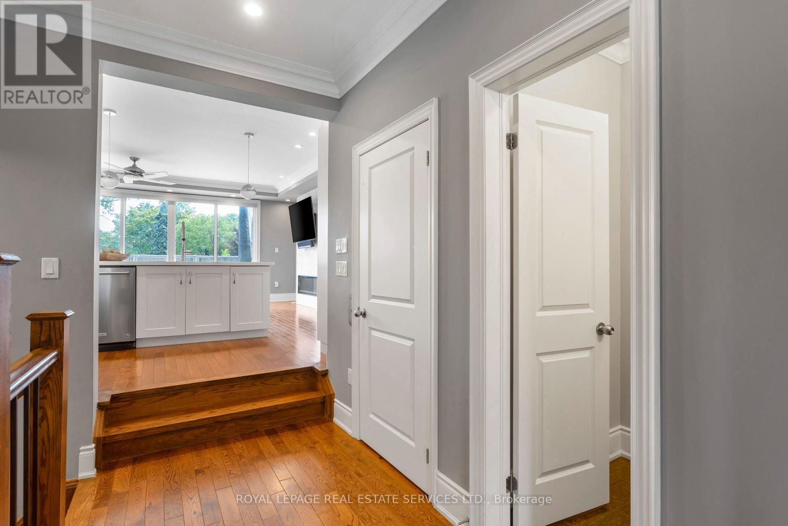 216 Rebecca Street, Oakville, Ontario  L6K 1J9 - Photo 6 - W13760894