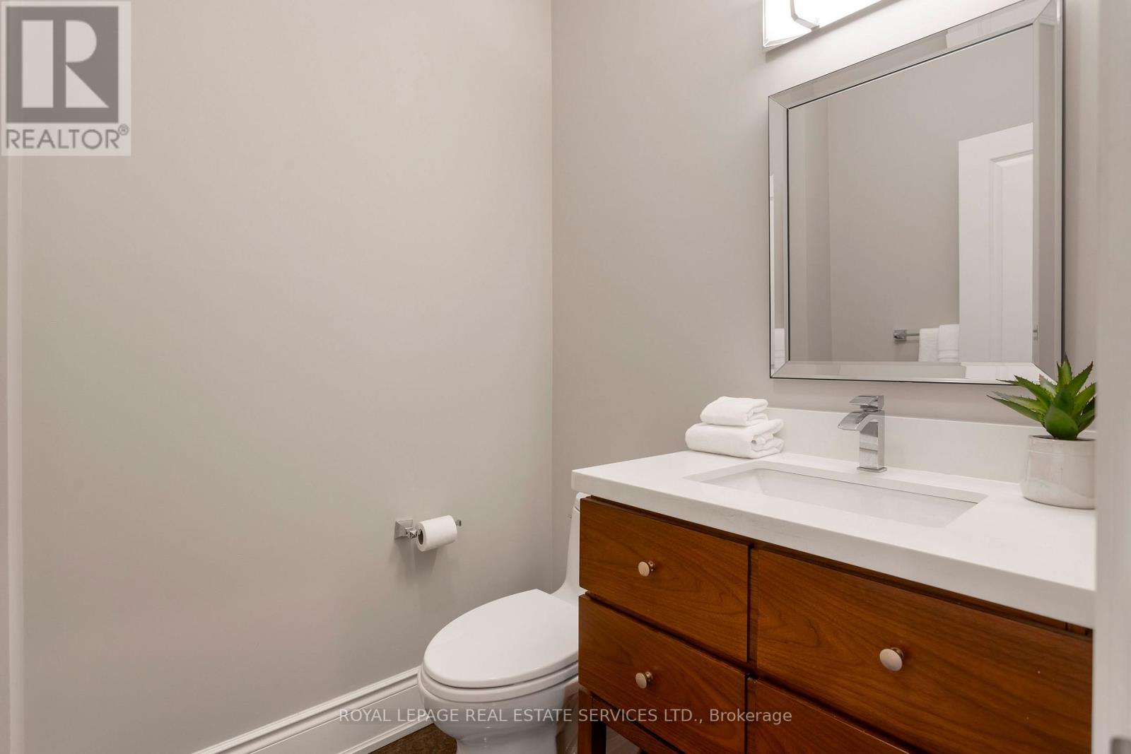 216 Rebecca Street, Oakville, Ontario  L6K 1J9 - Photo 7 - W13760894