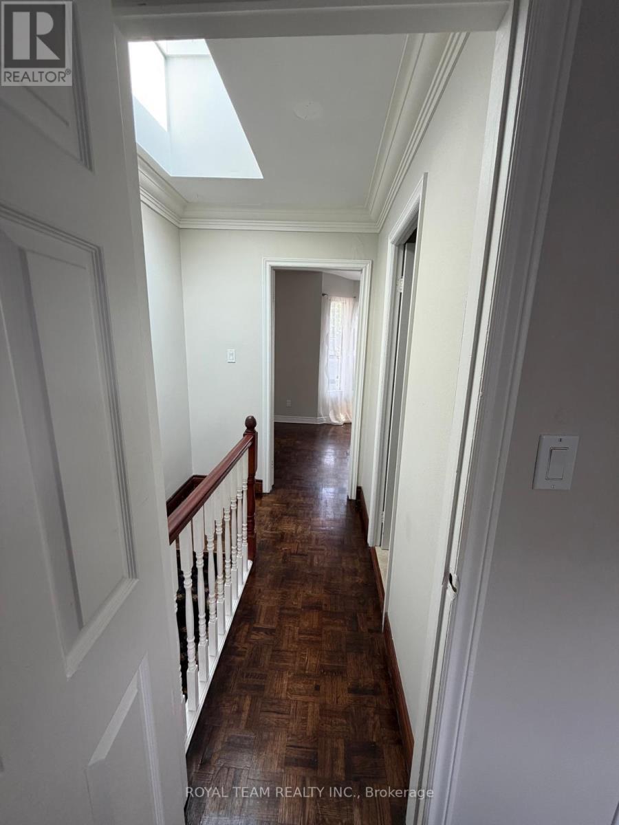 Upper - 54 Maher Avenue, Toronto, Ontario  M6P 1G6 - Photo 12 - W13760916