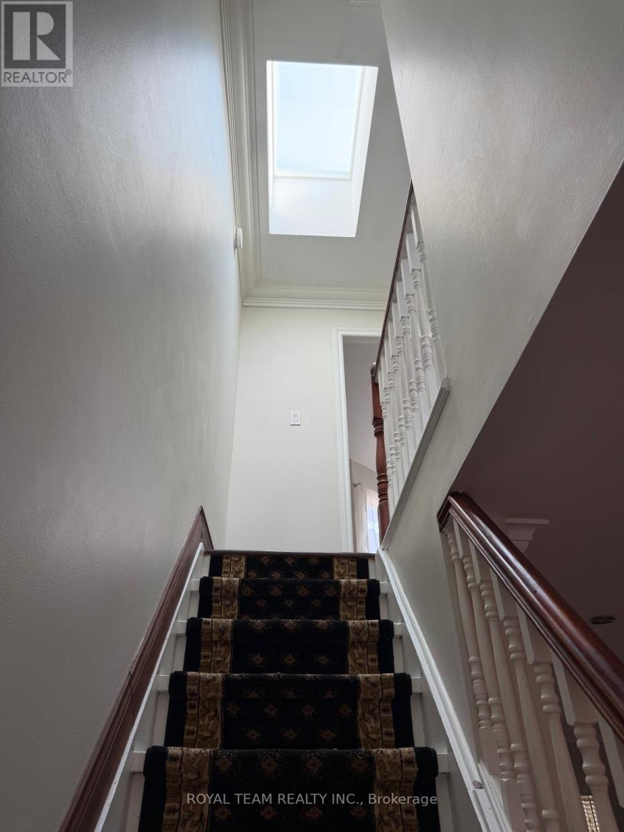 Upper - 54 Maher Avenue, Toronto, Ontario  M6P 1G6 - Photo 14 - W13760916