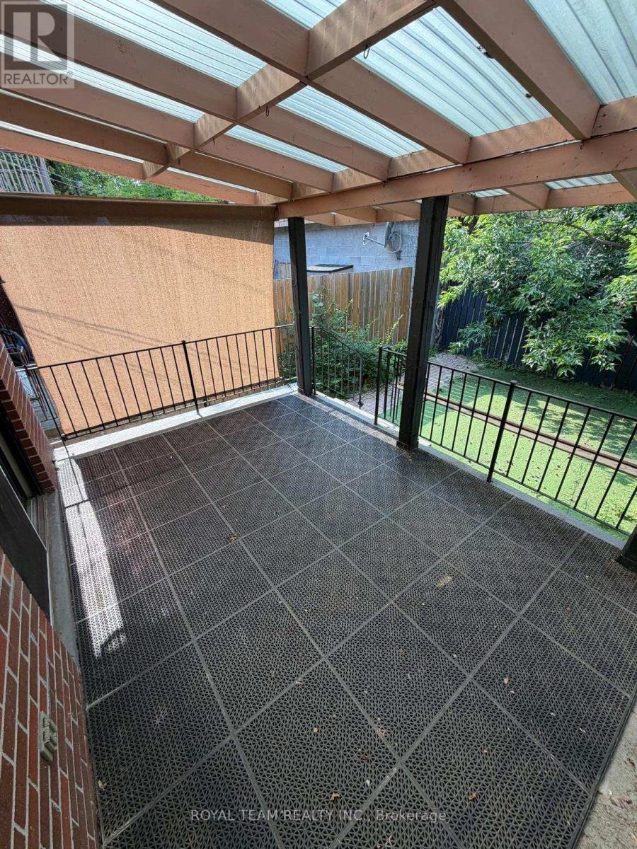 Upper - 54 Maher Avenue, Toronto, Ontario  M6P 1G6 - Photo 18 - W13760916