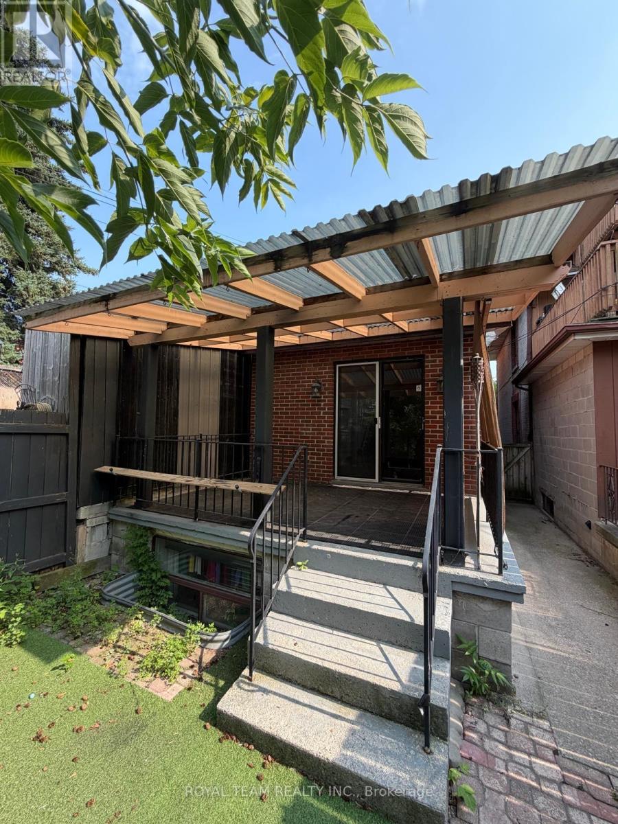 Upper - 54 Maher Avenue, Toronto, Ontario  M6P 1G6 - Photo 19 - W13760916