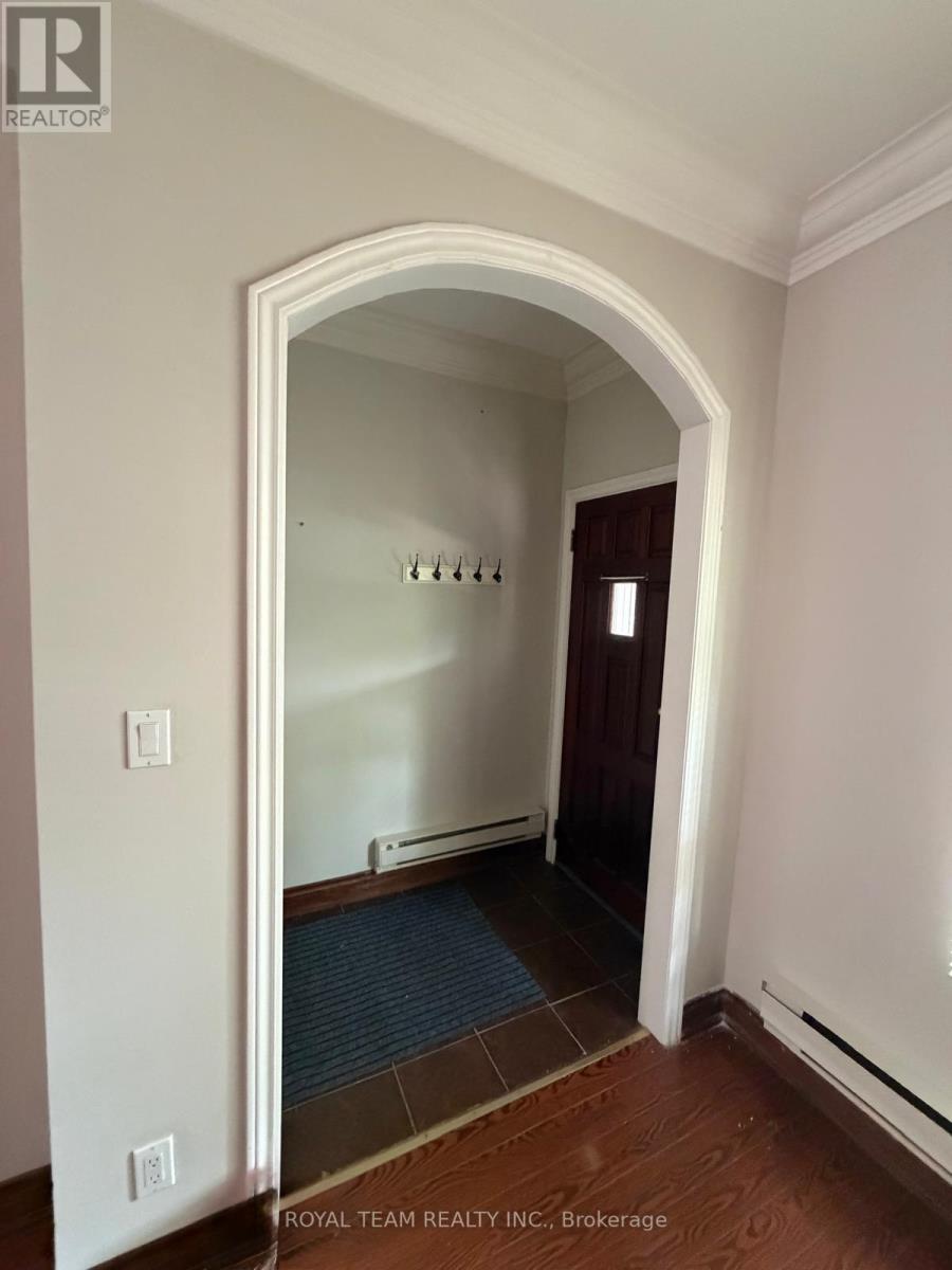 Upper - 54 Maher Avenue, Toronto, Ontario  M6P 1G6 - Photo 2 - W13760916