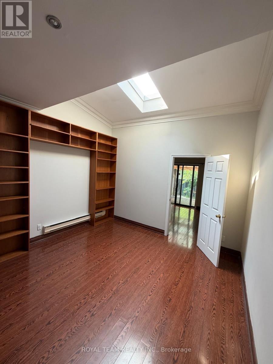 Upper - 54 Maher Avenue, Toronto, Ontario  M6P 1G6 - Photo 8 - W13760916