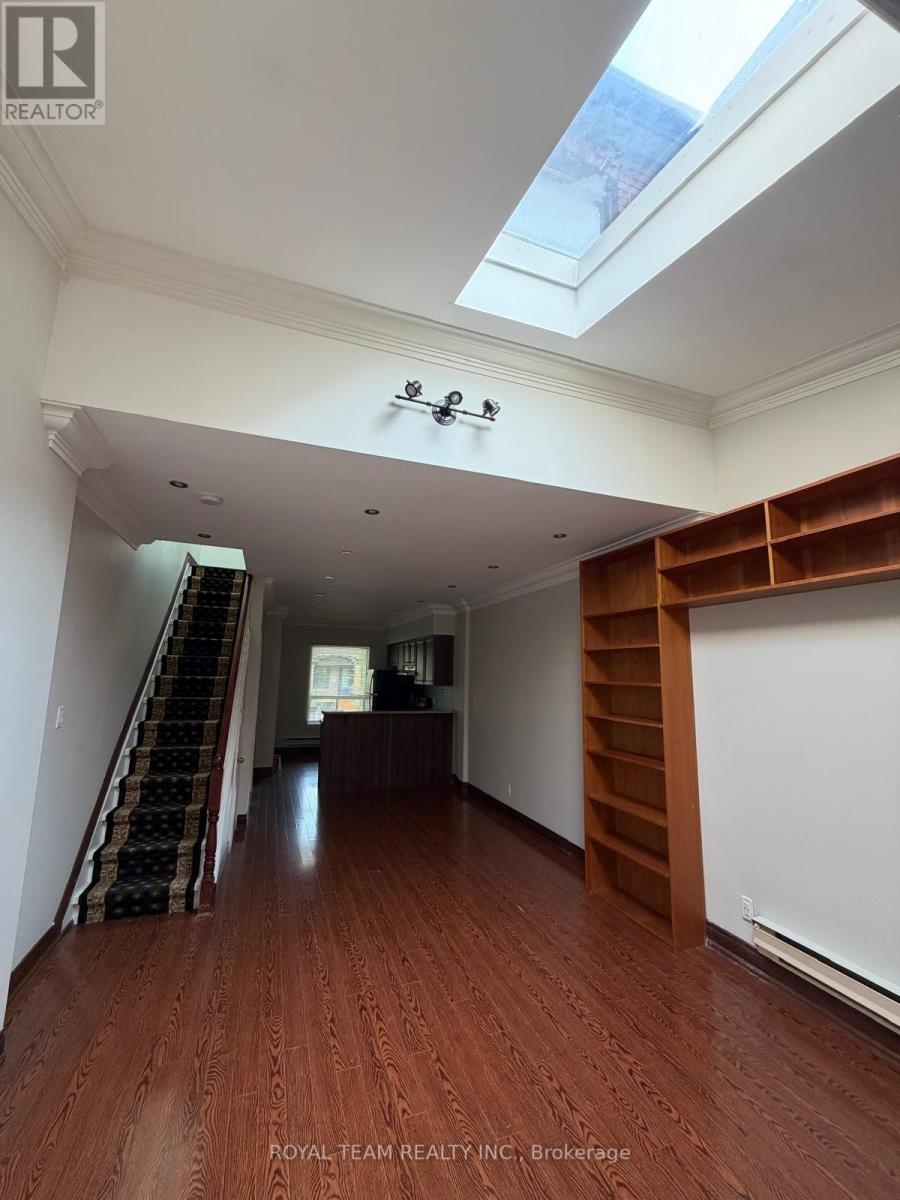 Upper - 54 Maher Avenue, Toronto, Ontario  M6P 1G6 - Photo 9 - W13760916