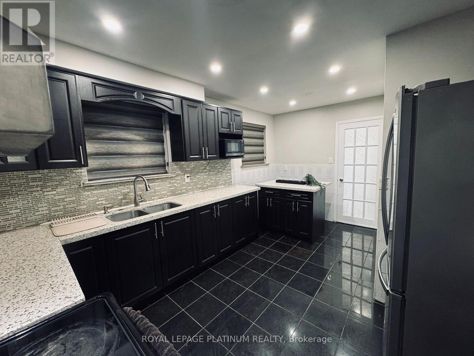 7073 Magic Court, Mississauga, Ontario  L4T 3A2 - Photo 10 - W13761124