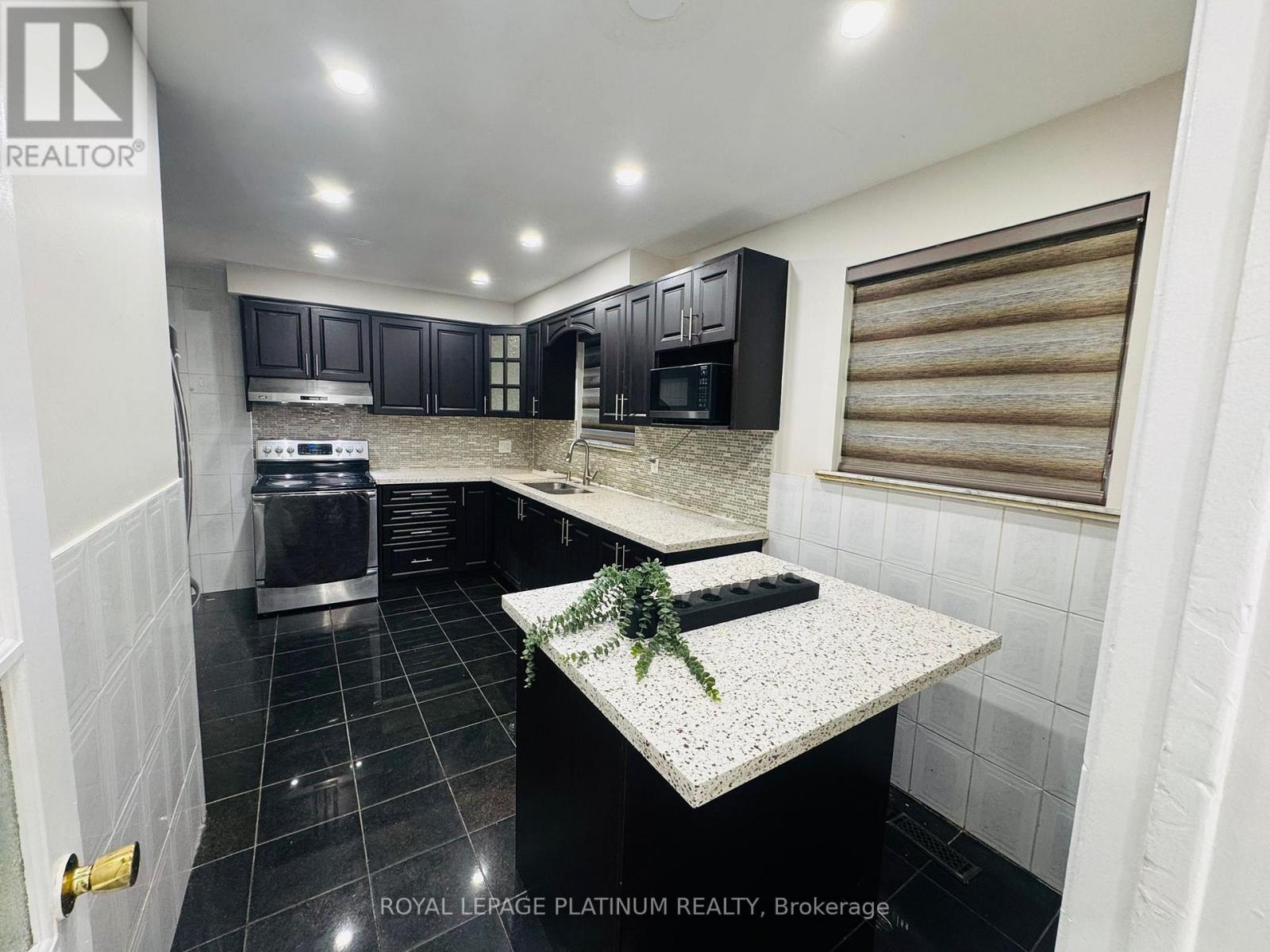 7073 Magic Court, Mississauga, Ontario  L4T 3A2 - Photo 13 - W13761124