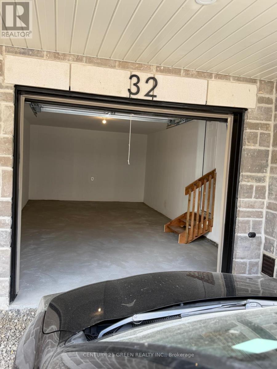 32 Canyon Hill Drive, Kitchener, Ontario  N2R 0V9 - Photo 3 - X13761068
