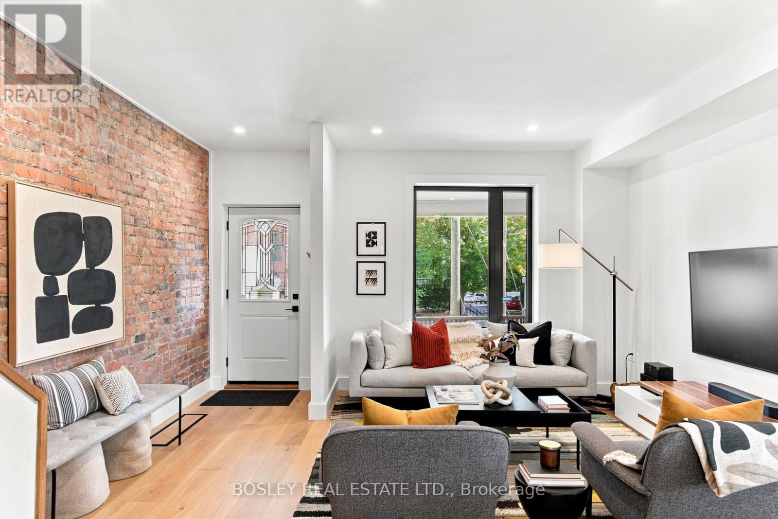 2 Sandford Avenue, Toronto, Ontario  M4L 2E7 - Photo 4 - E13761312