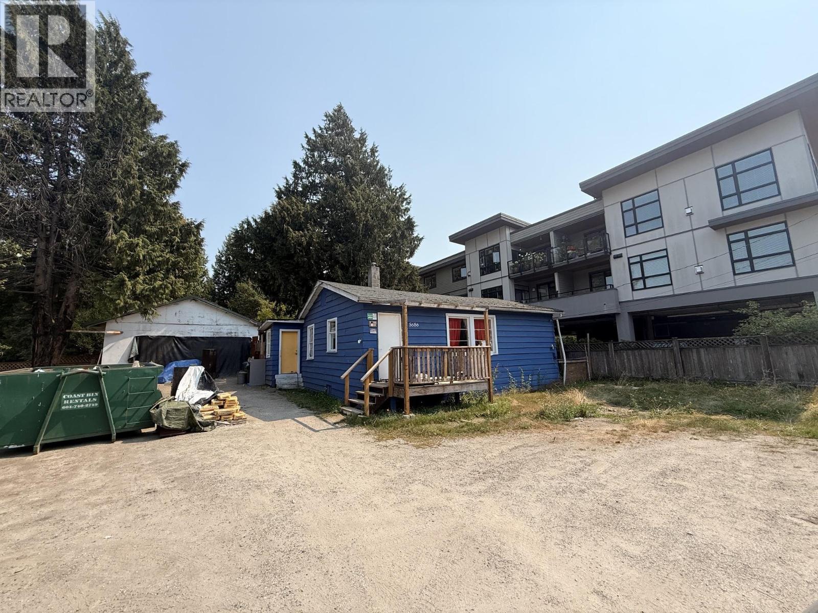 5686 WHARF AVENUE, sechelt, British Columbia