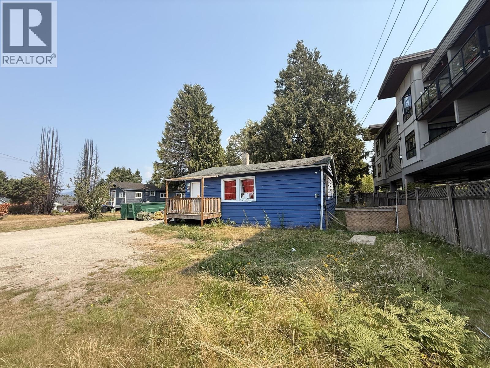 5686 Wharf Avenue, Sechelt, British Columbia  V0N 3A0 - Photo 2 - R3163089