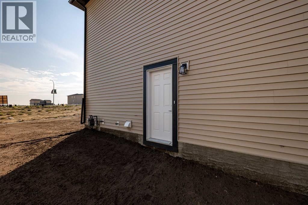 308 Edgefield Close, Strathmore, Alberta  T1P 2H9 - Photo 3 - A2290008