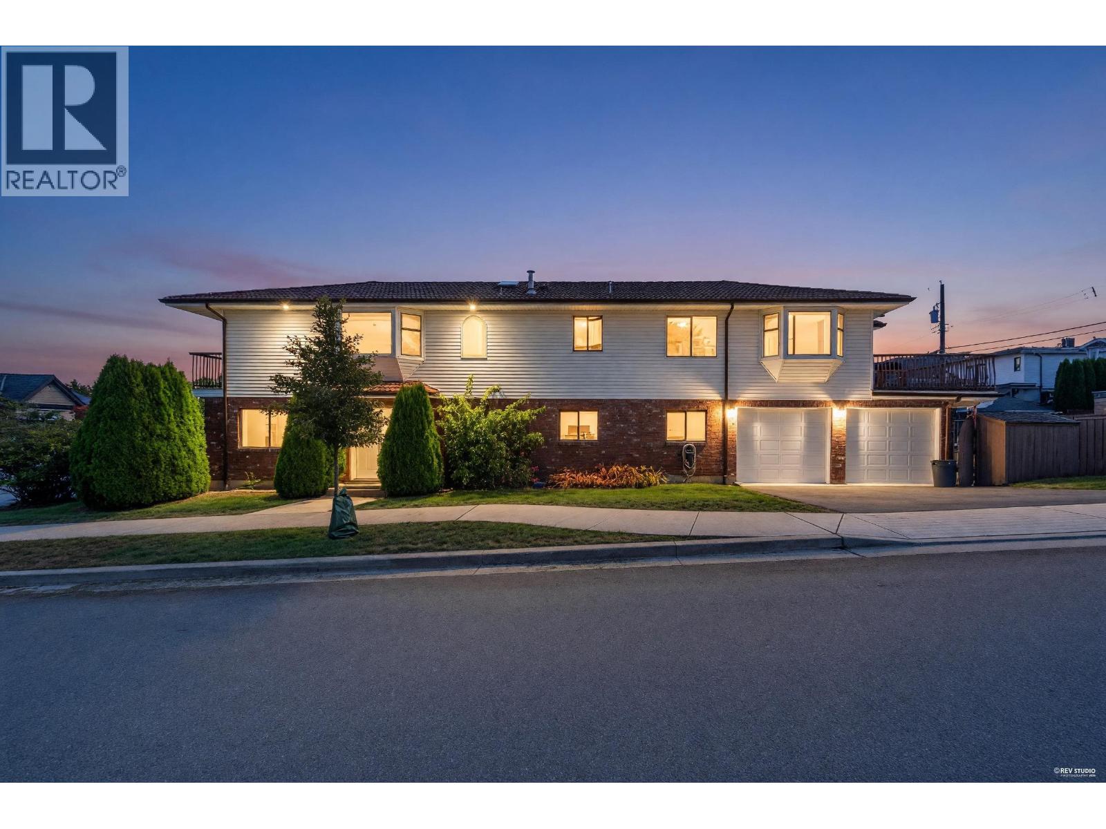 156 N Rosser Avenue, Burnaby, British Columbia  V5C 6C4 - Photo 1 - R3162963