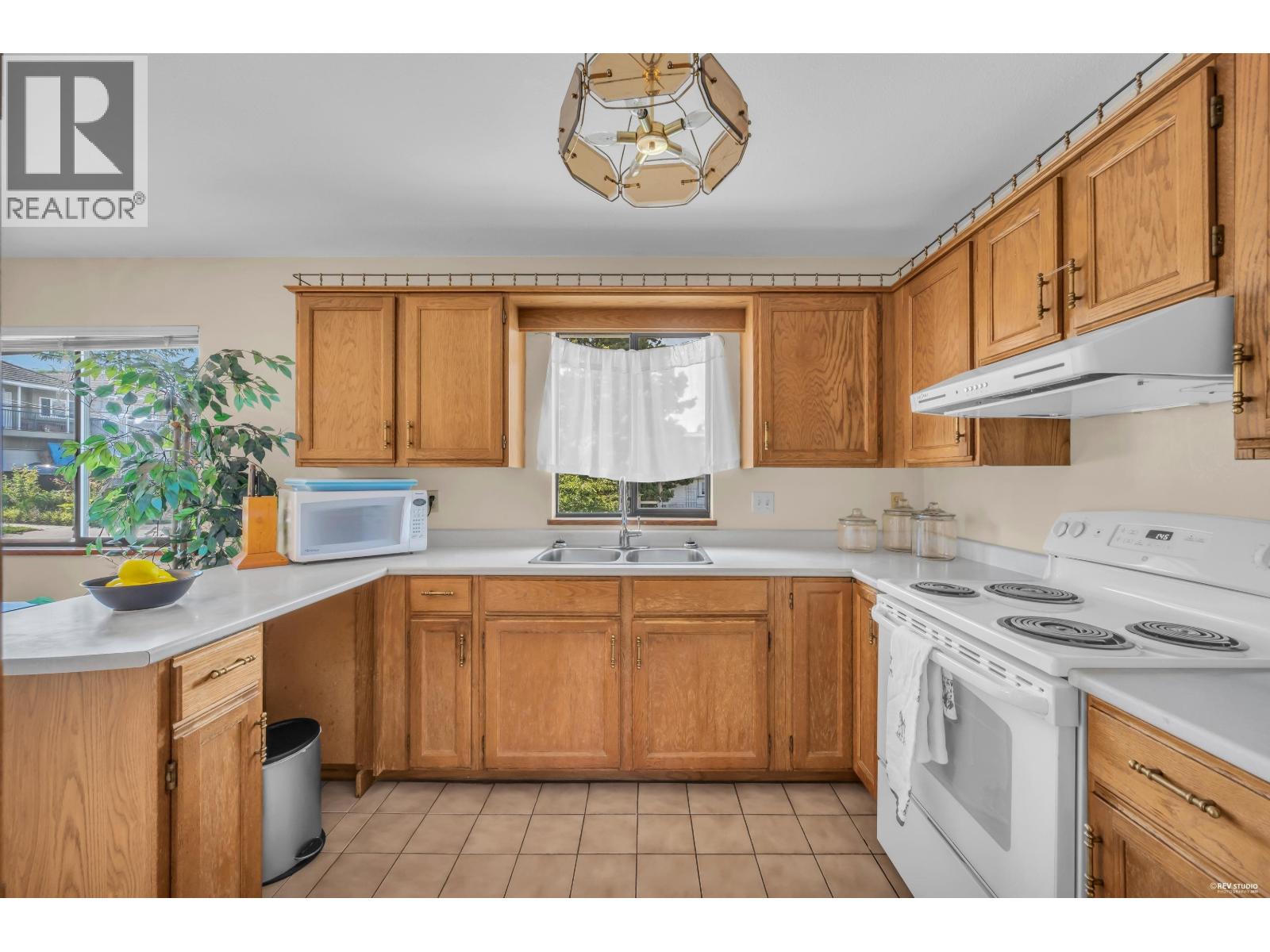 156 N Rosser Avenue, Burnaby, British Columbia  V5C 6C4 - Photo 9 - R3162963