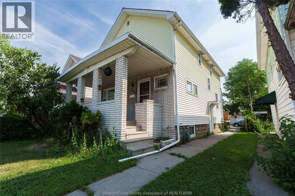 950 Elsmere, Windsor, Ontario  N9A 2A9 - Photo 2 - 26022044
