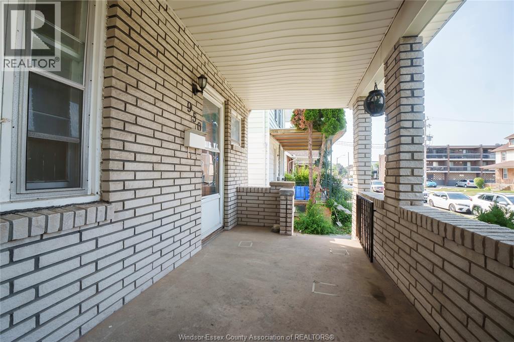 950 Elsmere, Windsor, Ontario  N9A 2A9 - Photo 3 - 26022044