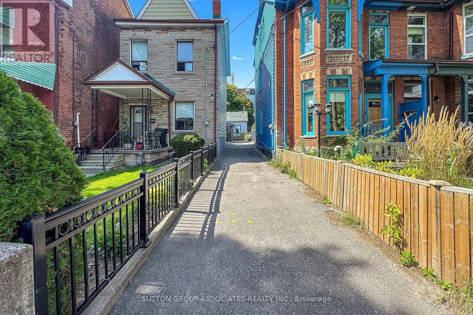 18 1/2 Bellevue Avenue, Toronto, Ontario  M5T 2N4 - Photo 2 - C13761660