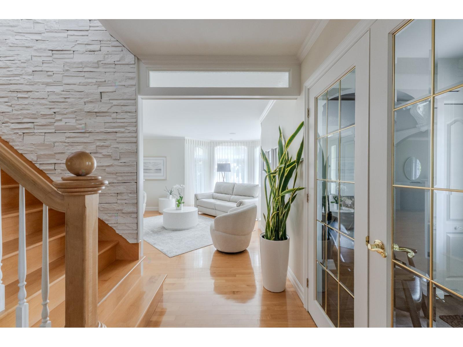 528 Rue de la Grotte Mont-Saint-Hilaire Quebec Canada J3H5R6 5