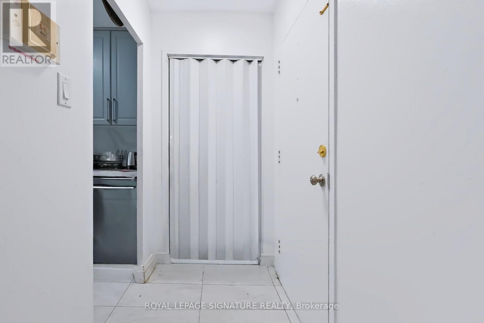401 - 2485 Woking Crescent, Mississauga, Ontario  L5K 1Z6 - Photo 3 - W13761382
