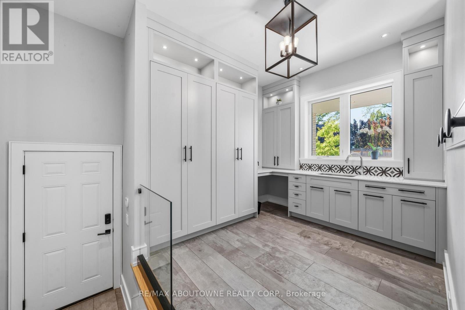 489 Lakeshore Road W, Oakville, Ontario  L6K 1G4 - Photo 13 - W13761512